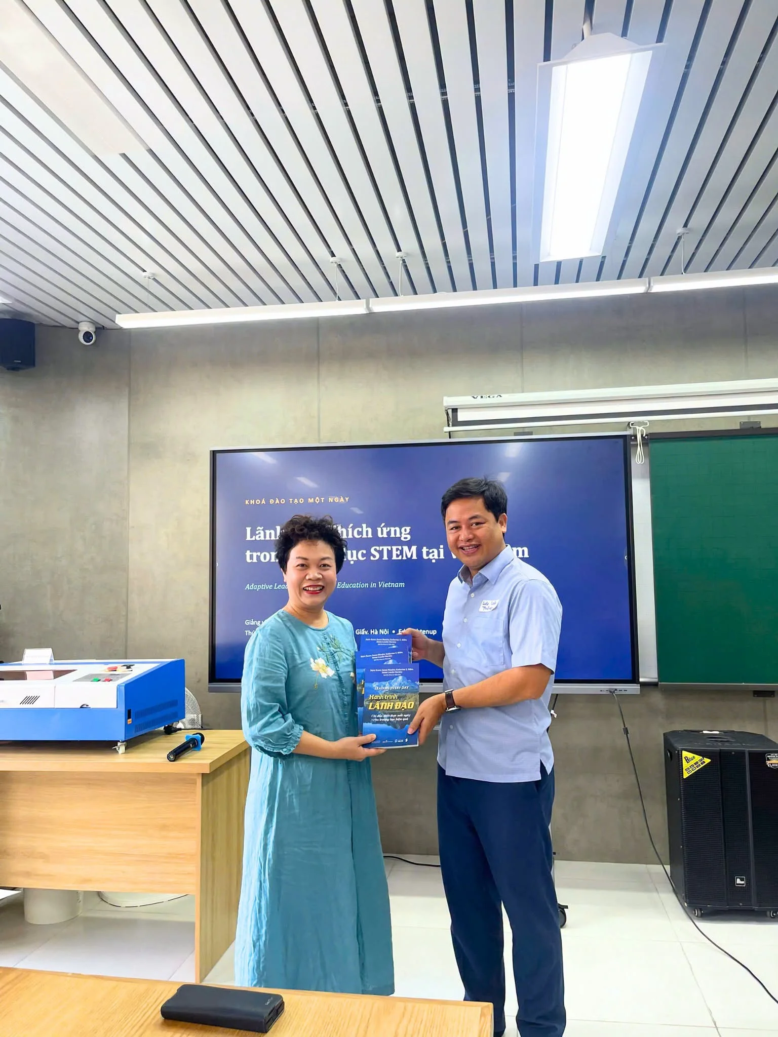 KHÓA ĐÀO TẠO "LÃNH ĐẠO THÍCH ỨNG TRONG GIÁO DỤC STEM TẠI VIỆT NAM" DIỄN RA TẠI TRƯỜNG THCS CẦU GIẤY