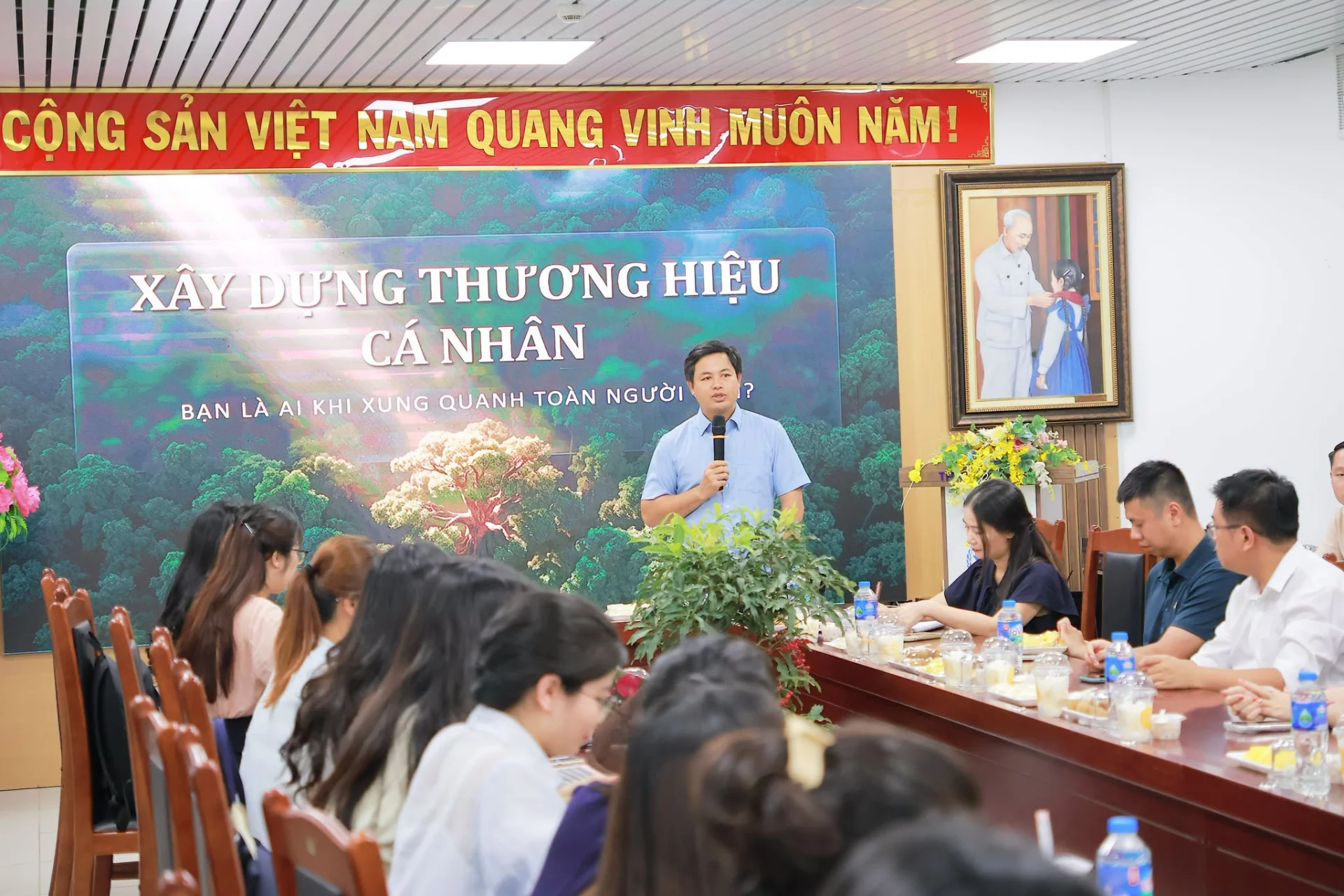 🌟 CHUYÊN ĐỀ “XÂY DỰNG THƯƠNG HIỆU CÁ NHÂN” – BẠN LÀ AI KHI XUNG QUANH TOÀN NGƯỜI GIỎI? 🌟