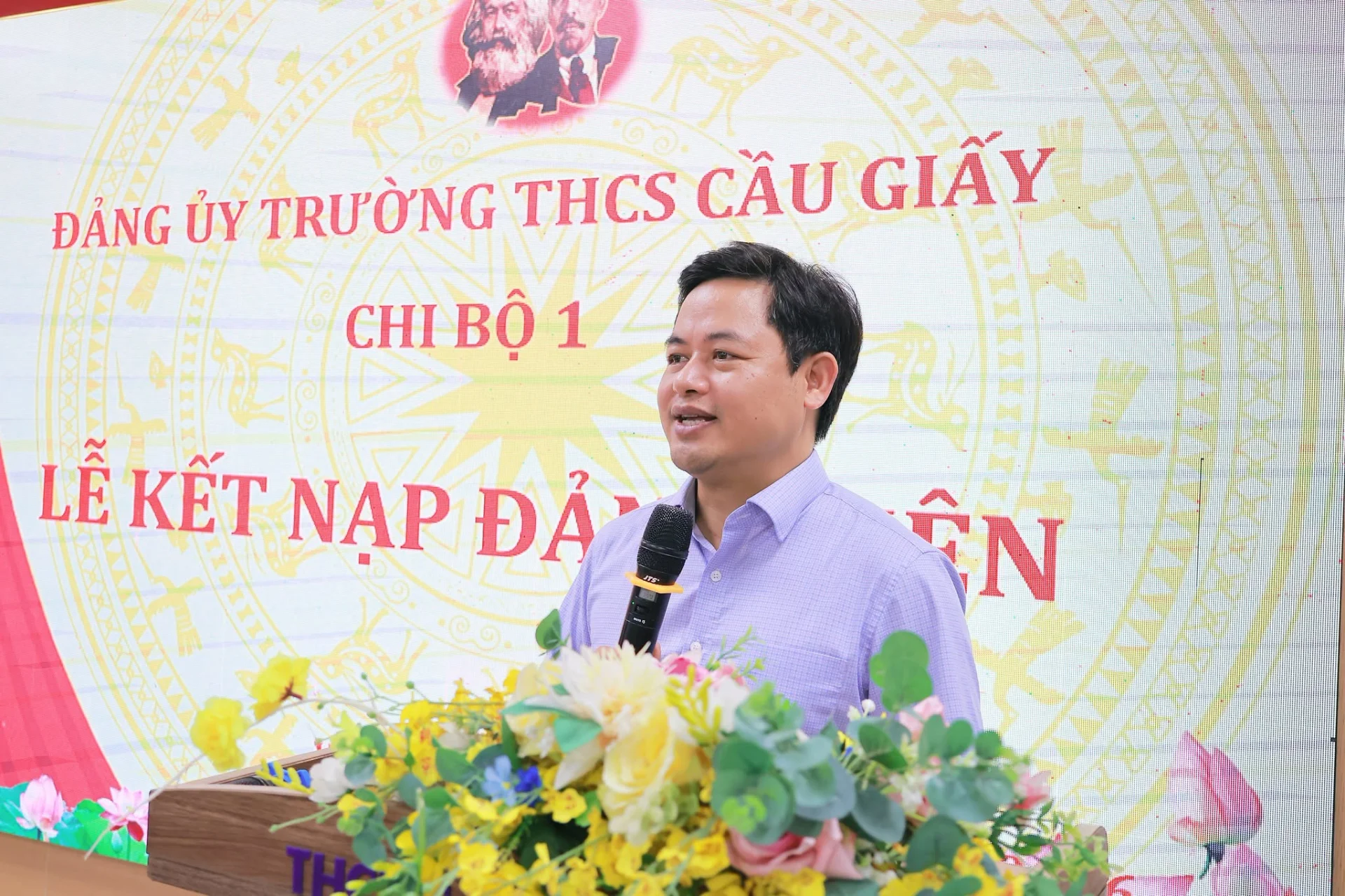 THCS CẦU GIẤY: KẾT NẠP ĐẢNG VIÊN MỚI – BỔ SUNG NHỮNG HẠT NHÂN TIÊN PHONG TRONG NHÀ TRƯỜNG