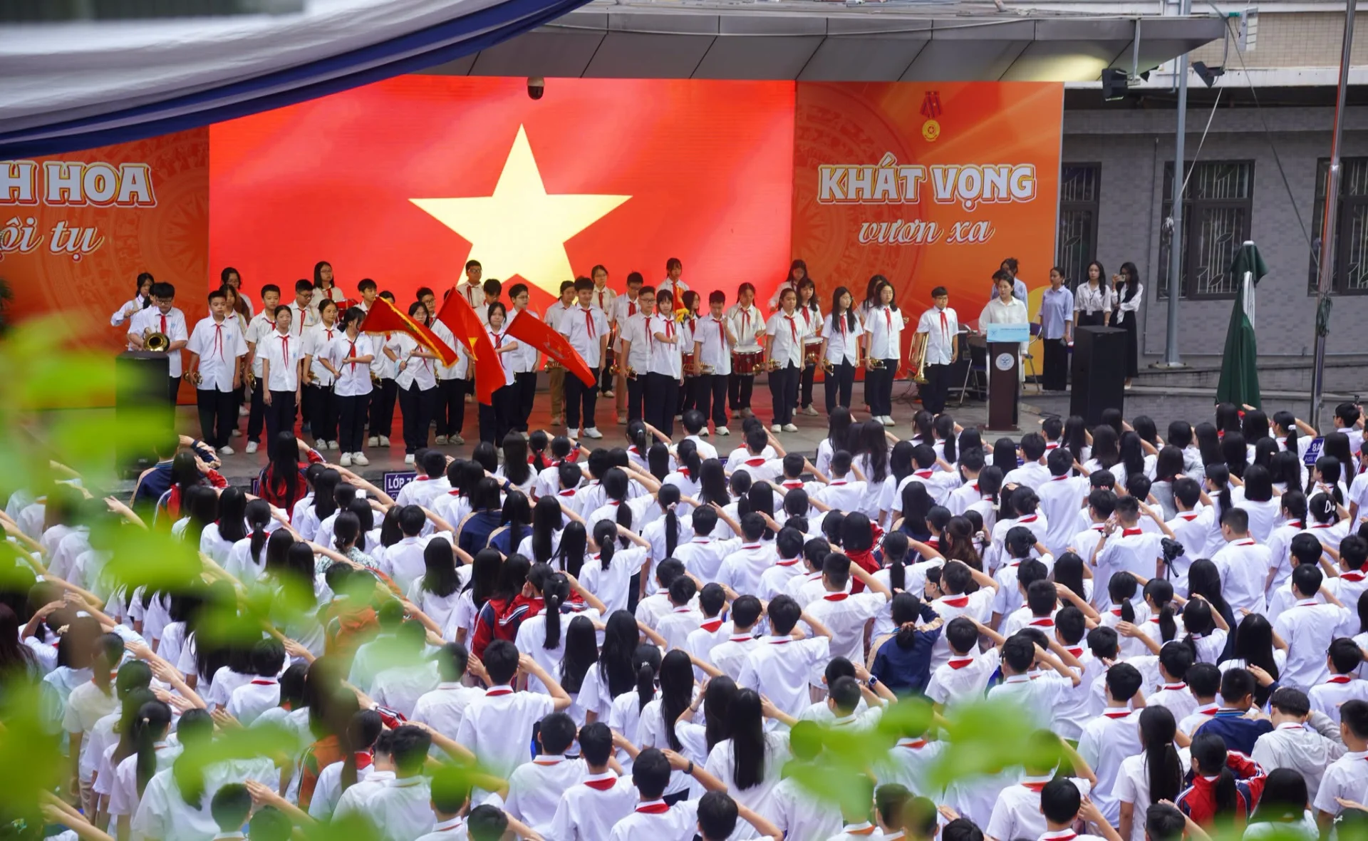 SINH HOẠT DƯỚI CỜ: CHỦ ĐỘNG HỌC TẬP, TỰ TIN HỘI NHẬP