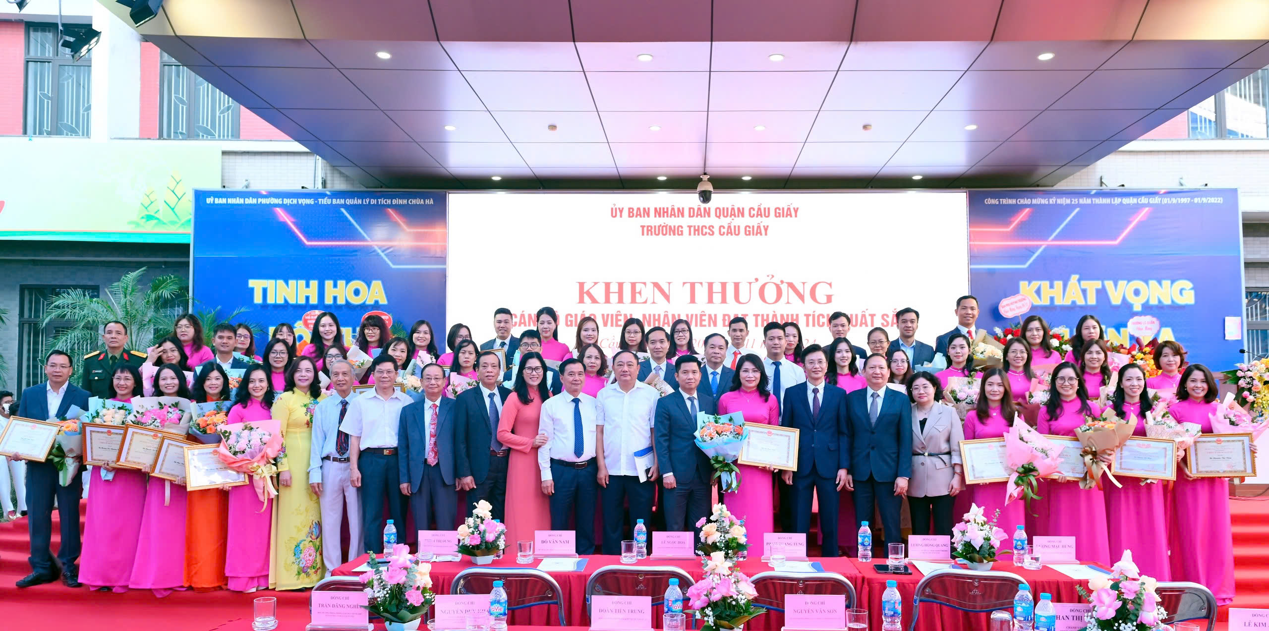 KHÔNG KHÍ RỘN RÀNG VÀ ẤM ÁP TẠI TRƯỜNG THCS CẦU GIẤY TRONG NGÀY KỈ NIỆM 20/11
