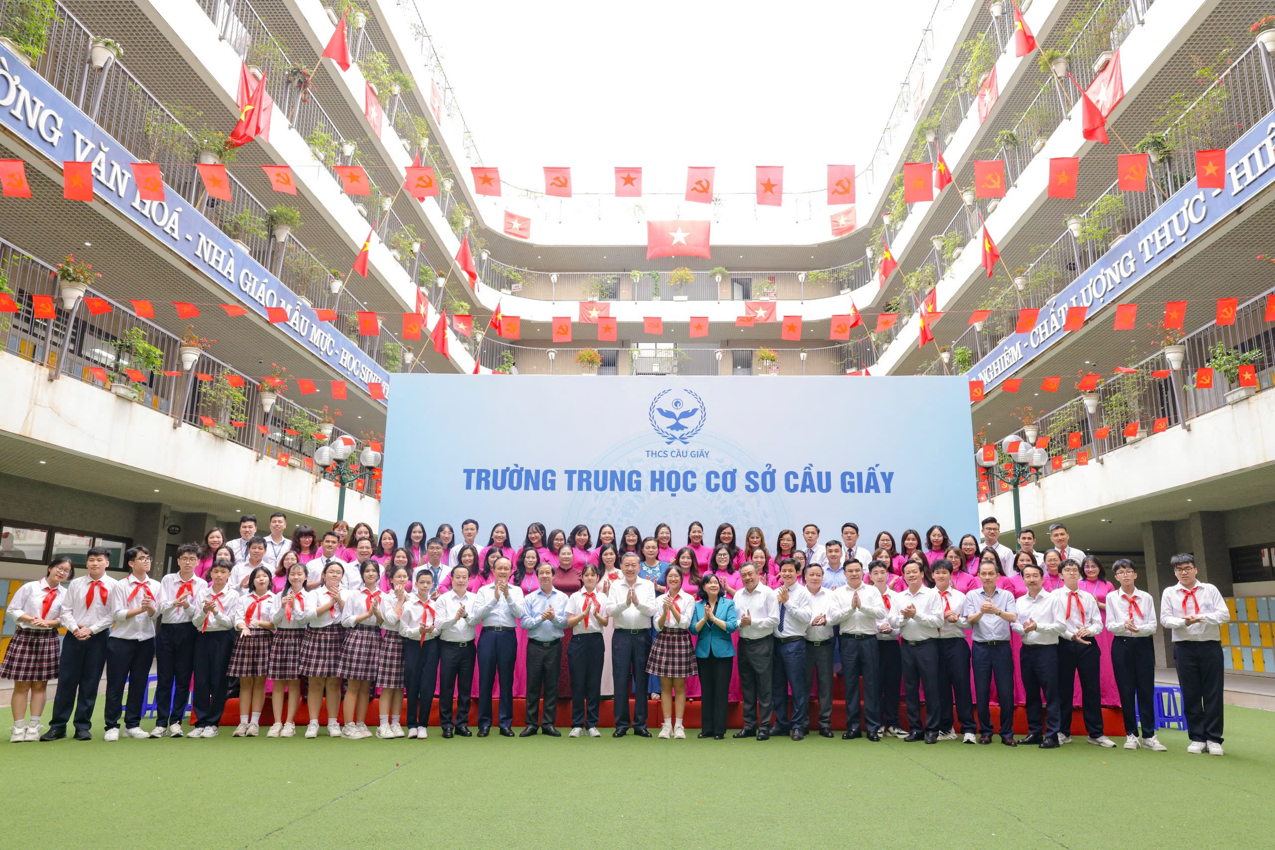 NIỀM TỰ HÀO VÀ VINH DỰ LỚN LAO: ĐỒNG CHÍ TÔ LÂM –  TỔNG BÍ THƯ BAN CHẤP HÀNH TRUNG ƯƠNG ĐẢNG CỘNG SẢN VIỆT NAM – THĂM VÀ TRAO TẶNG PHÒNG HỌC STEM  TẠI TRƯỜNG THCS CẦU GIẤY
