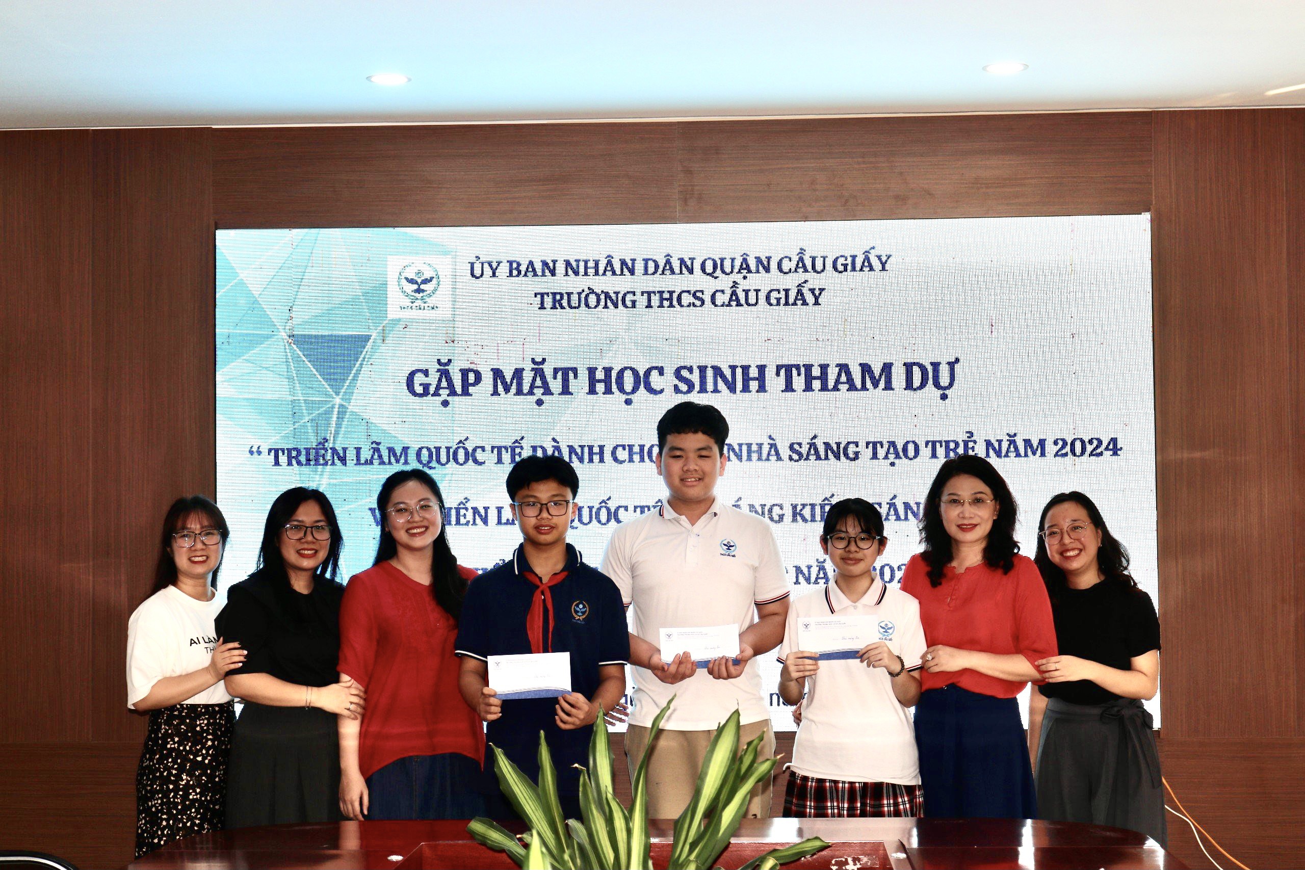 BAN GIÁM HIỆU NHÀ TRƯỜNG GẶP MẶT ĐỘNG VIÊN NHÓM HỌC SINH DỰ THI QUỐC TẾ CUỘC THI SÁNG TẠO THANH THIẾU NIÊN NHI ĐỒNG TẠI MALAYSIA