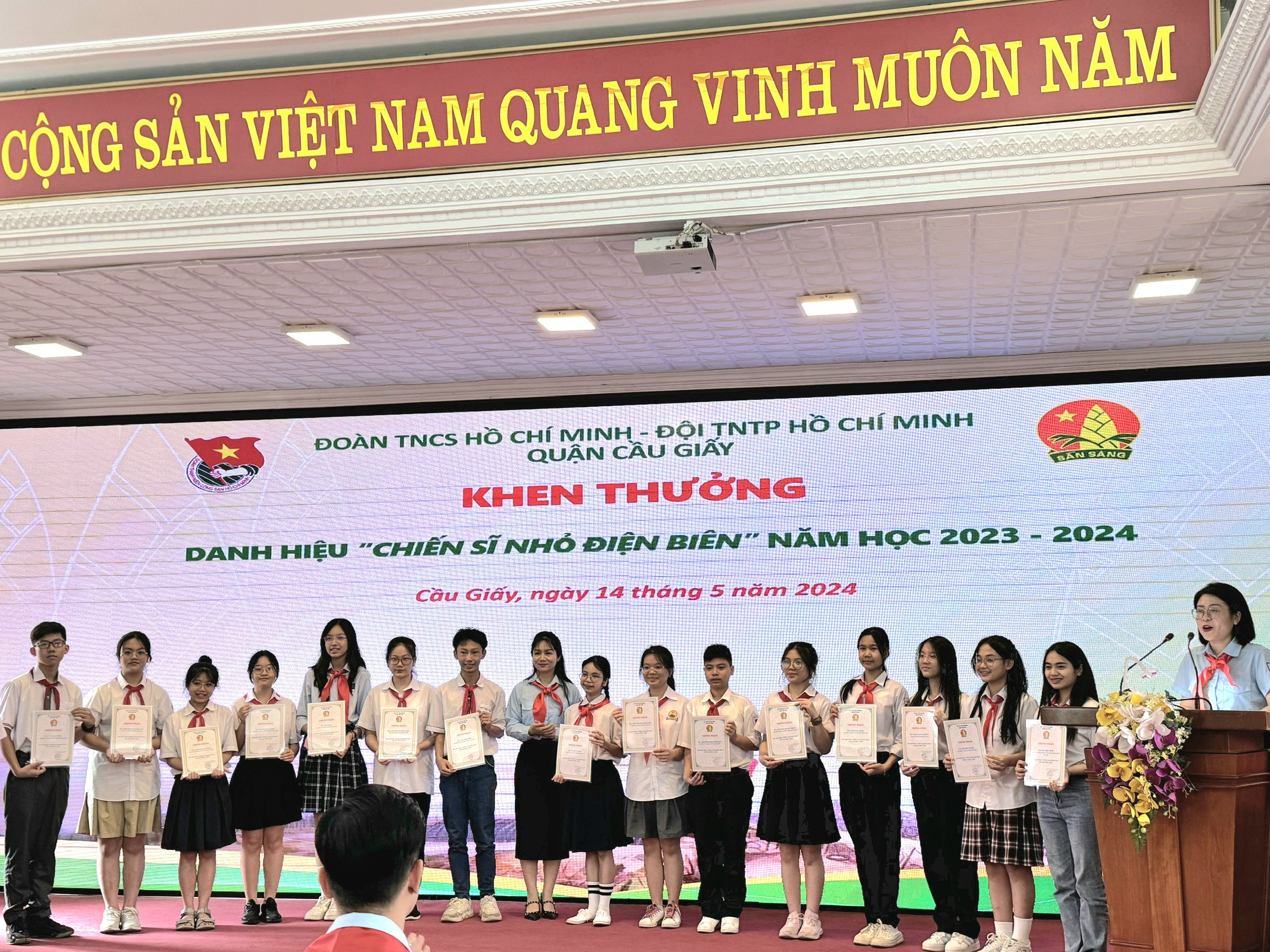 HỌC SINH TRƯỜNG THCS CẦU GIẤY THAM DỰ CHƯƠNG TRÌNH KỶ NIỆM 83 NĂM THÀNH LẬP ĐỘI TNTP HỒ CHÍ MINH