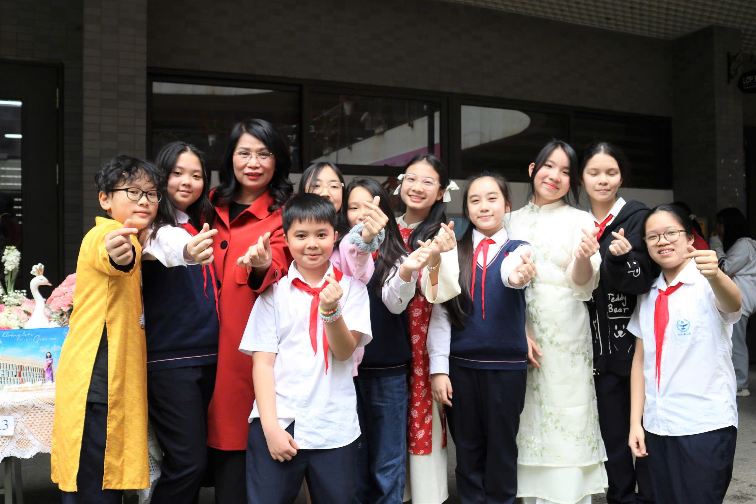 TÔN VINH VẺ ĐẸP CỦA NHỮNG NGƯỜI PHỤ NỮ YÊU THƯƠNG QUA CUỘC THI CẮM HOA NGHỆ THUẬT “HƯƠNG SẮC THÁNG BA”